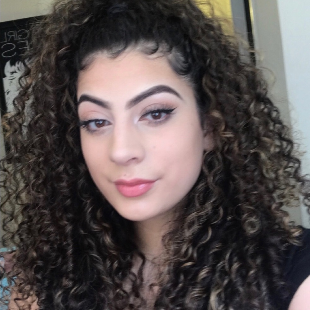 Meet your Posher, Isela